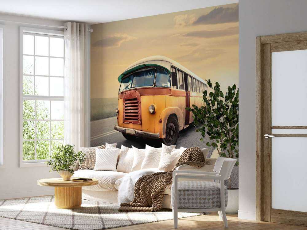 Bus sur une route déserte