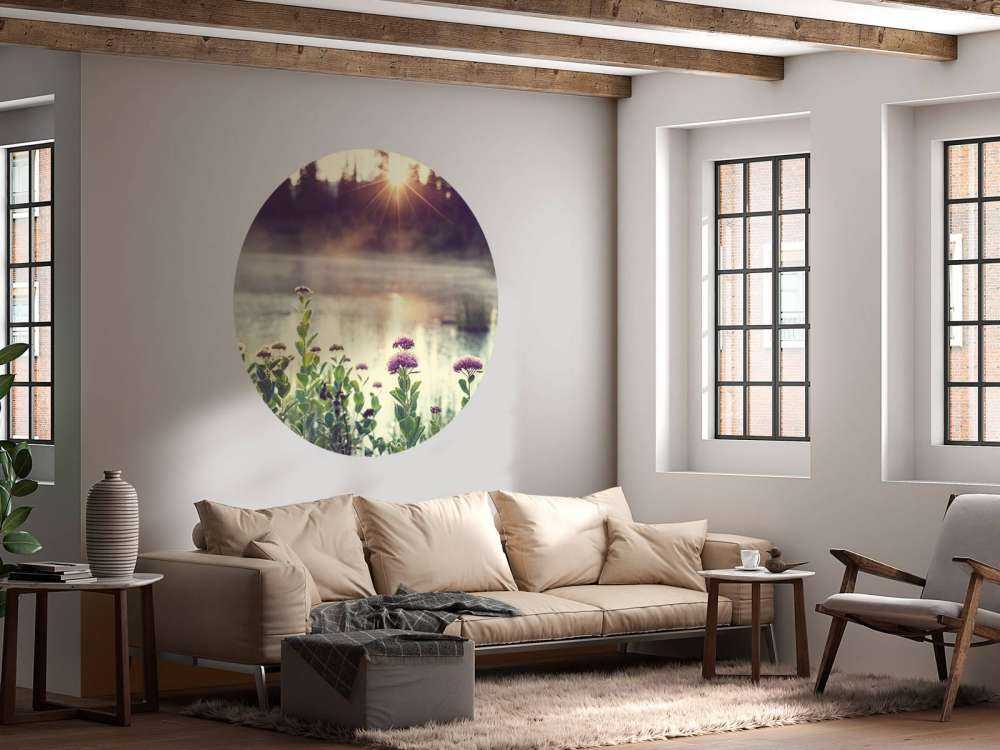 Lac d'évaporation avec des fleurs