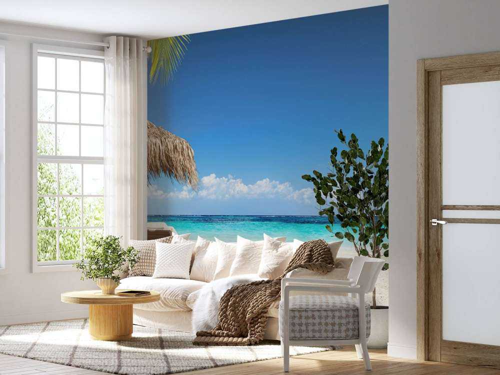 Chaises et parasol sur plage tropicale