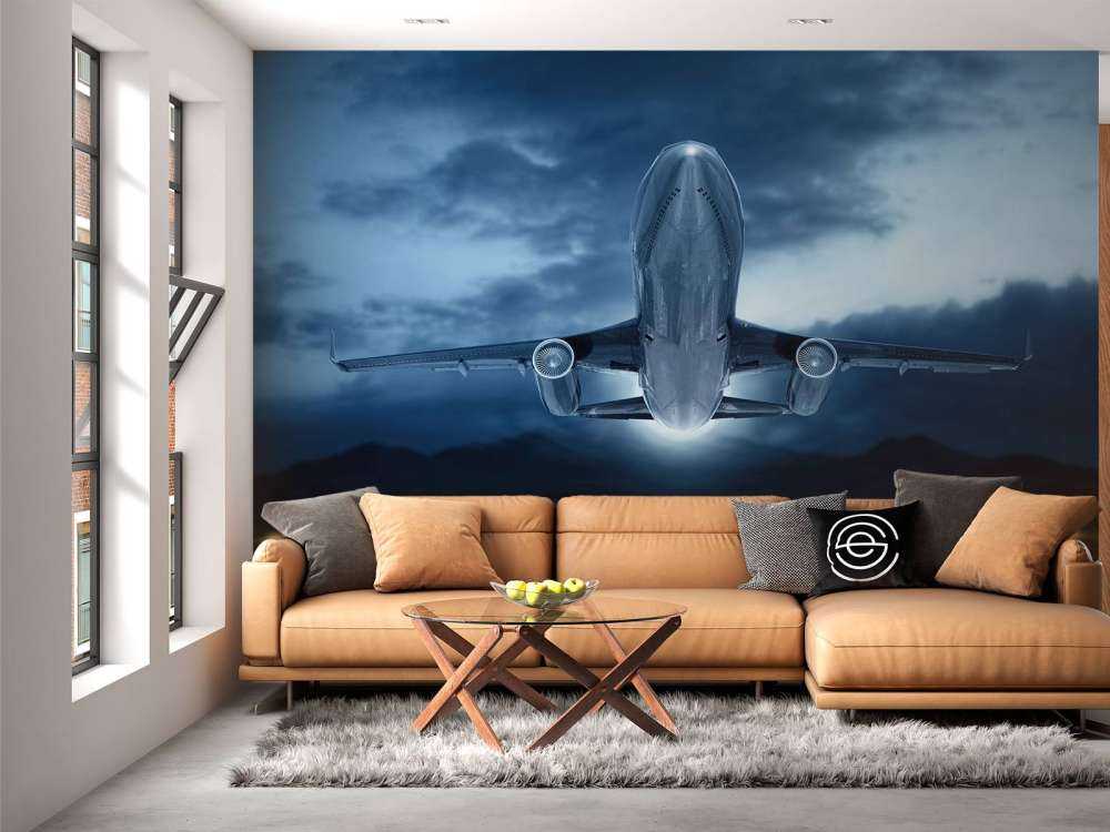 Un avion qui s'élève avec un ciel sombre