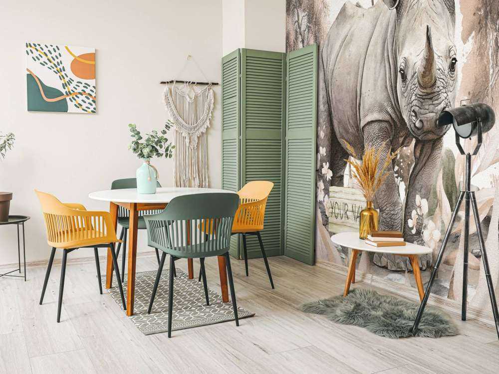 Bébé rhino dans la savane taupe
