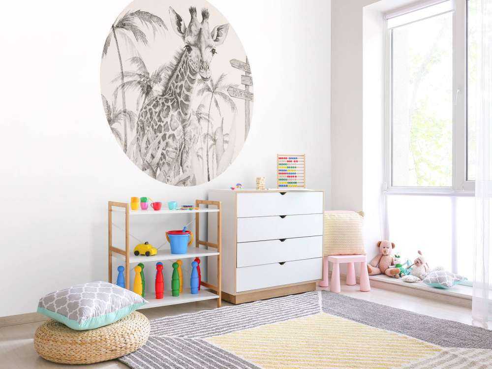 Bébé girafe dans la jungle beige