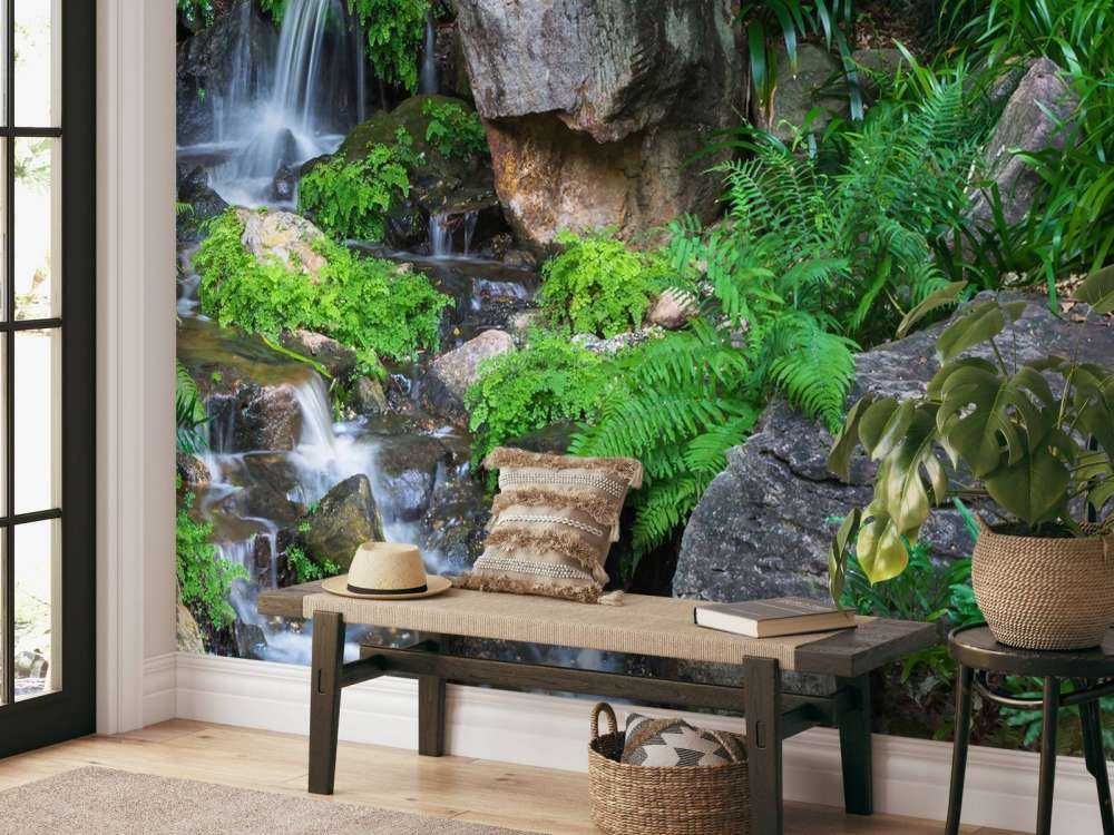 Chute d'eau avec des plantes tropicales
