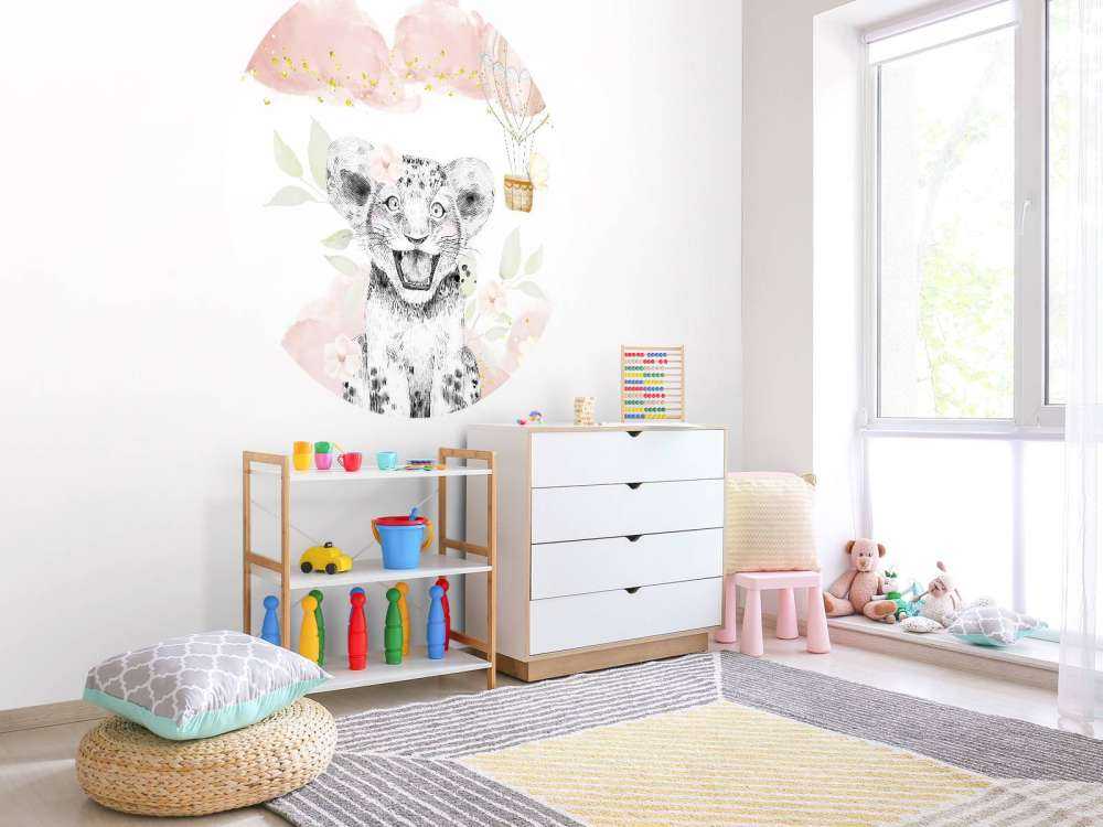 Lionceau joyeux et ballon à air