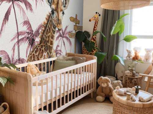 Bébé girafe dans la jungle rose