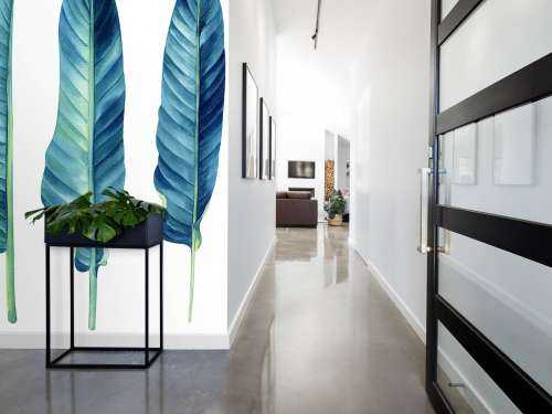 Feuilles tropicales bleu canard sur fond blanc