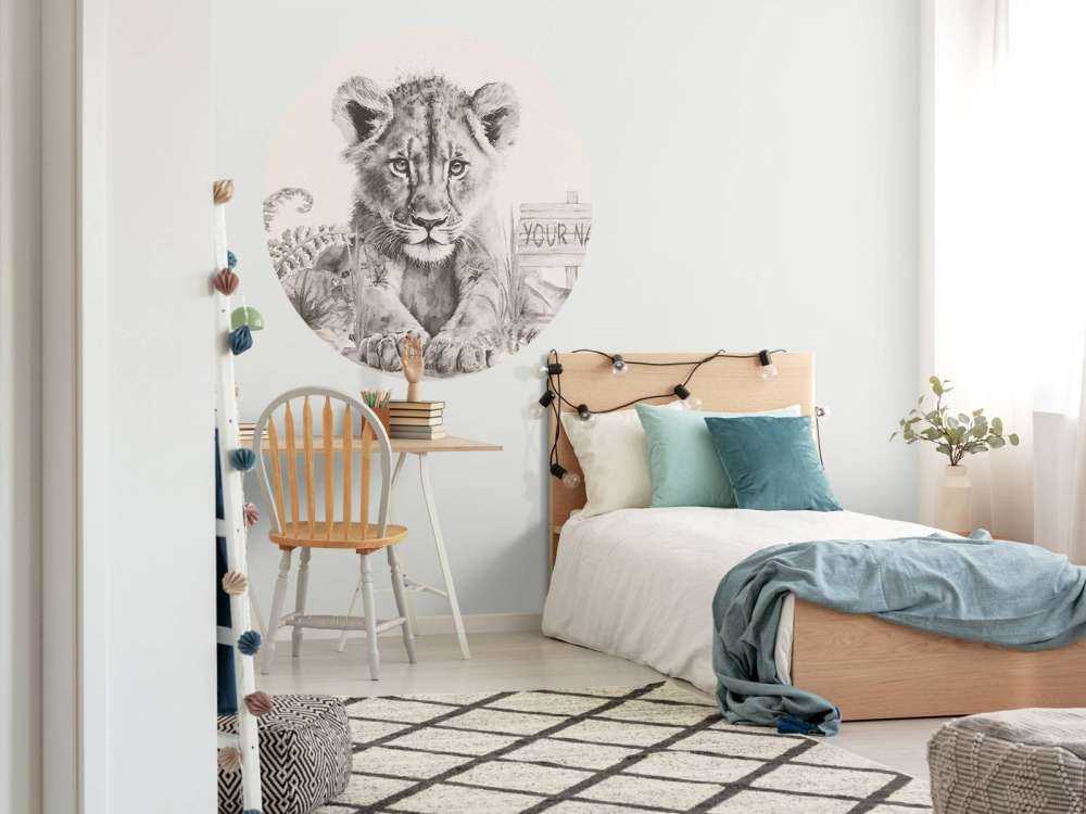 Bébé lion dans la jungle beige