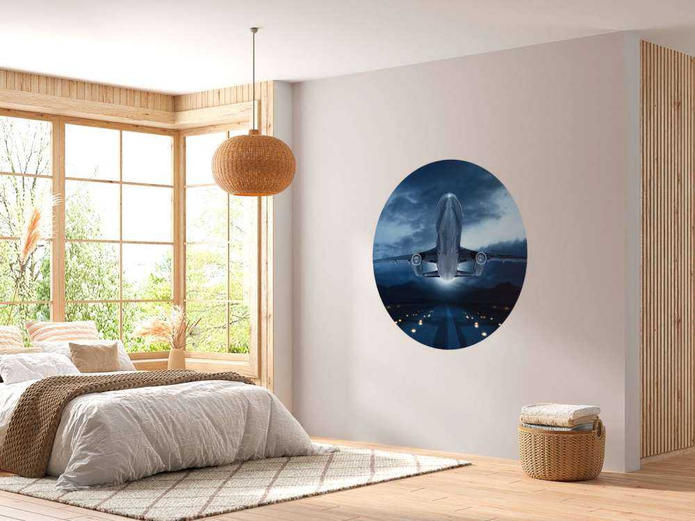 Un avion qui s'élève avec un ciel sombre