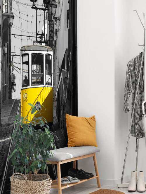 Tram noir blanc jaune