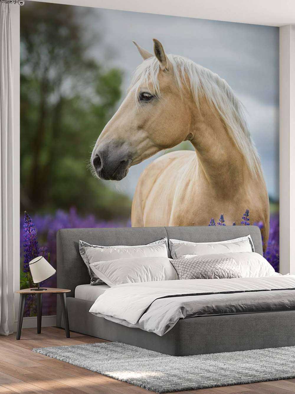Cheval parmi les fleurs de papillon