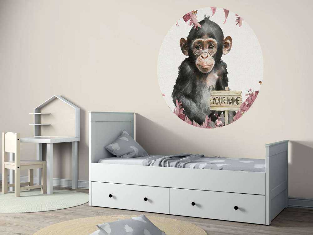 Bébé chimpanzé dans la jungle rose