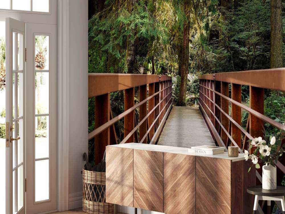 Pont rouillé dans la forêt