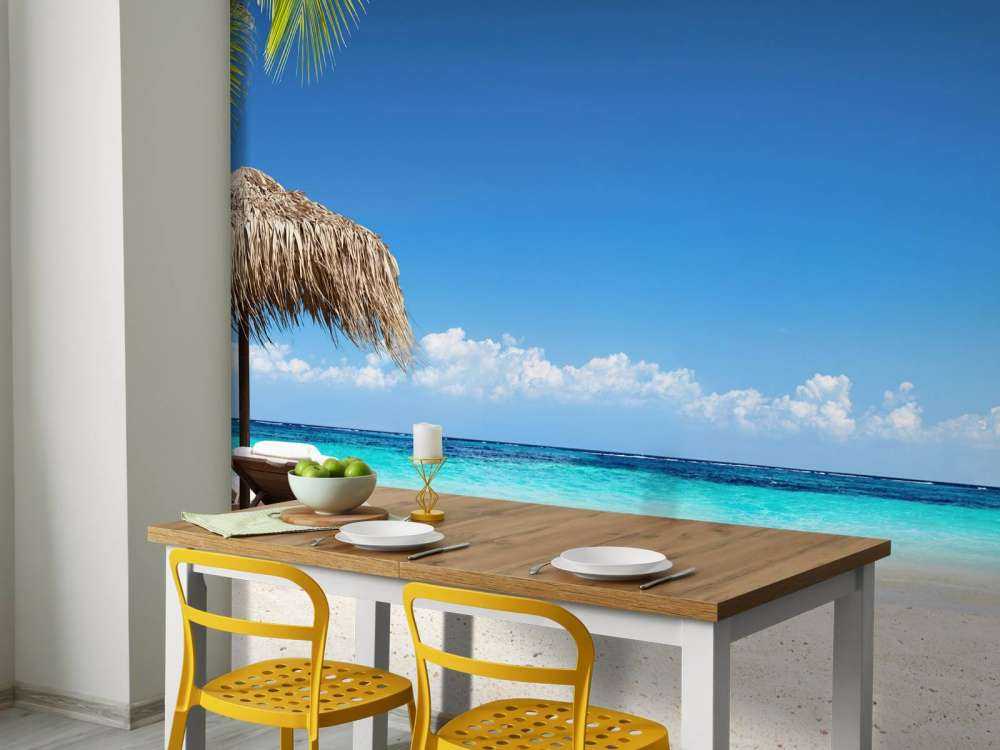 Chaises et parasol sur plage tropicale