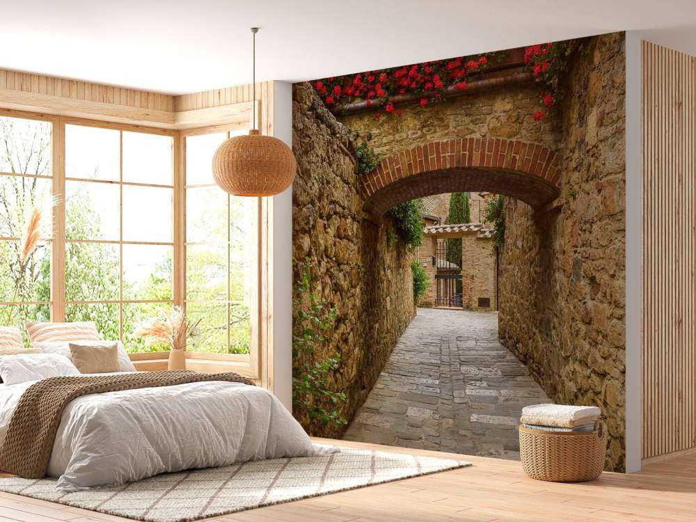 Petite arche avec des fleurs rouges