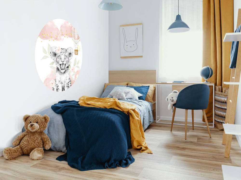 Lionceau joyeux et ballon à air