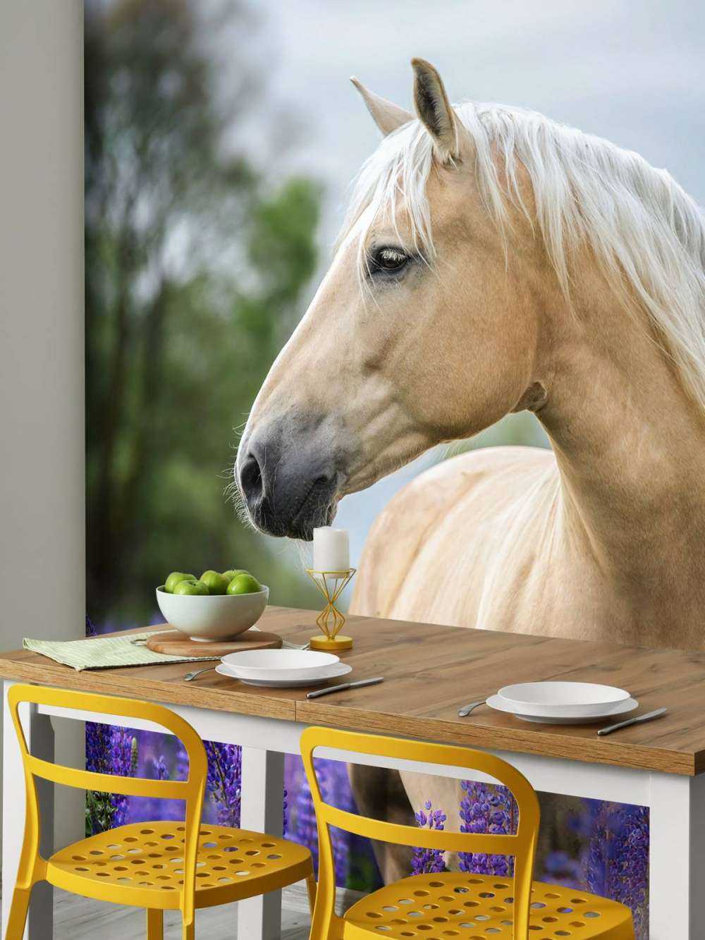 Cheval parmi les fleurs de papillon