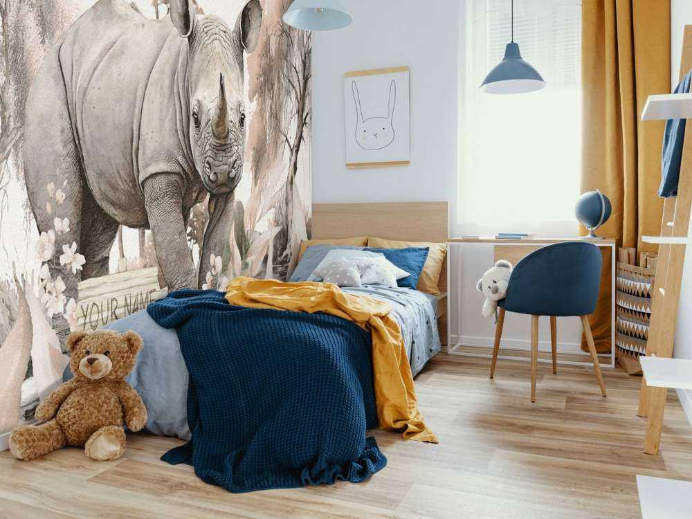 Bébé rhino dans la savane taupe