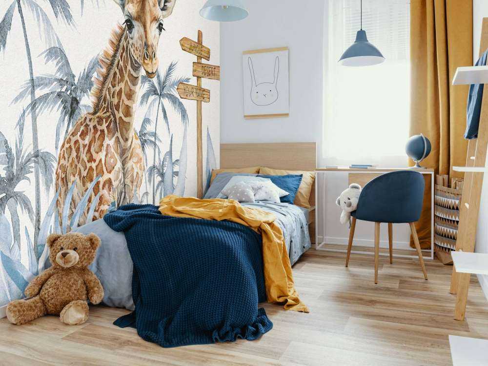 Bébé girafe dans la jungle bleue